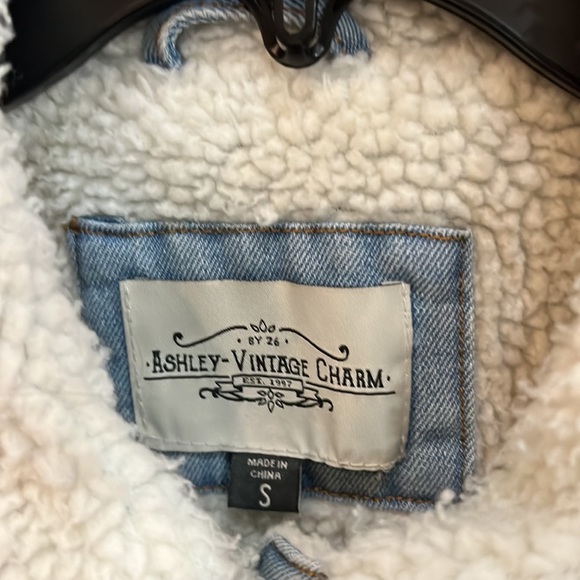 Ashley Vintage Charm denim jacket. Faux fur lining on the inside, Size S - Picture 2 of 5